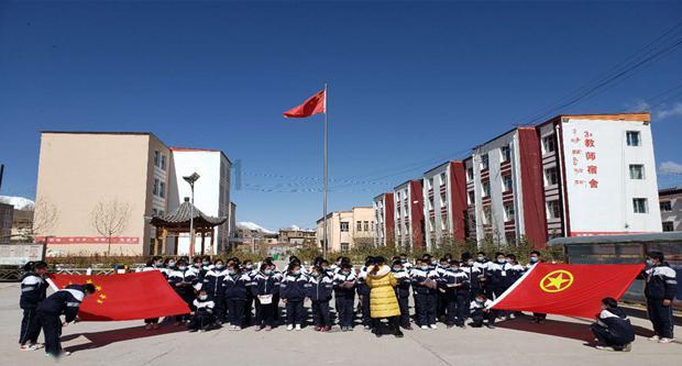 曹操杀了杨修之后,为了试探其父杨彪,就明知故问:“才几天不见,你怎么瘦成